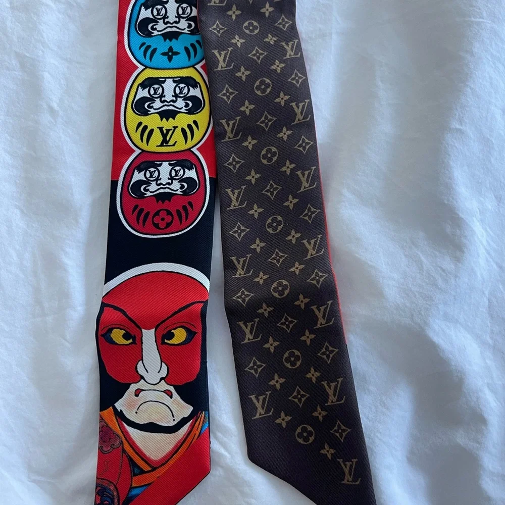 LOUIS VUITTON Kansai Yamamoto Daruma Kabuki Monogram Scarf Twilly - Picture 4 of 9